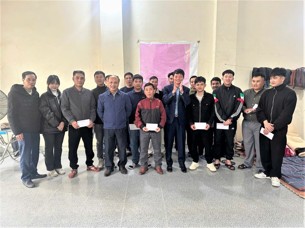 Lãnh đạo Liên đoàn Địa chất Đông Bắc thăm, tặng quà cán bộ, công nhân bám trụ thực địa không nghỉ Tết Dương lịch