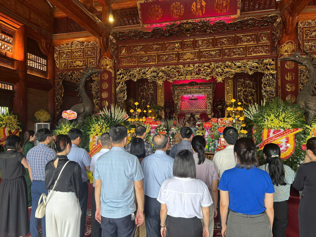 Liên đoàn Địa chất Đông Bắc dâng hương tưởng niệm các anh hùng liệt sĩ thanh niên xung phong Đại đội 915